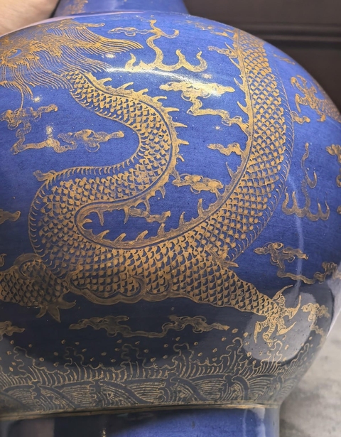 古玩陶瓷霽藍(lán)釉描金龍鳳紋賞瓶真品鑒賞圖
