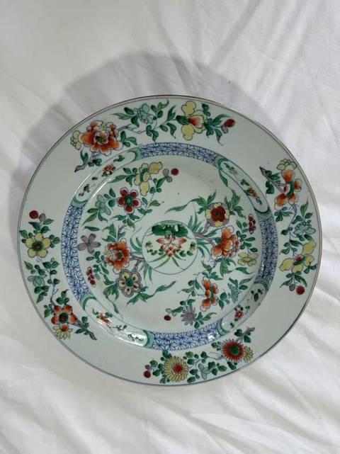 古玩陶瓷花卉紋斗彩盤真品鑒賞圖