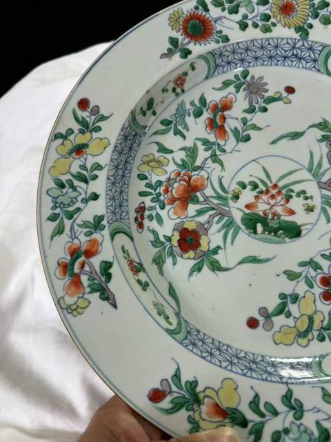 古玩陶瓷花卉紋斗彩盤真品鑒賞圖