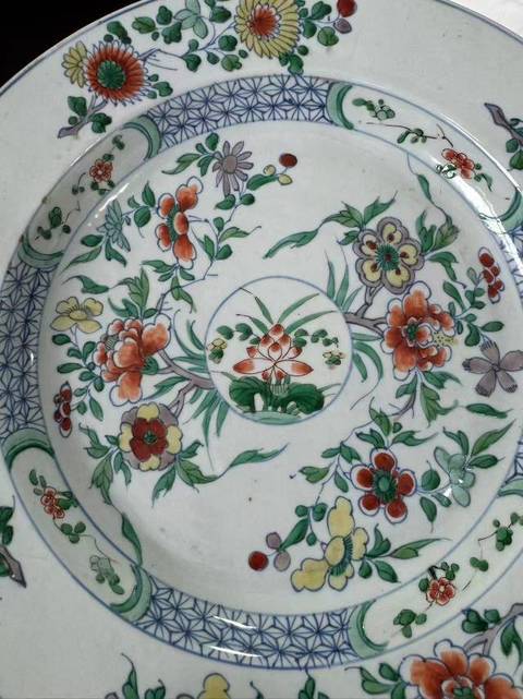 古玩陶瓷花卉紋斗彩盤真品鑒賞圖