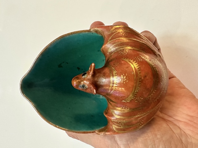 古玩陶瓷福壽型珊瑚紅釉描金粉彩水盂真品鑒賞圖