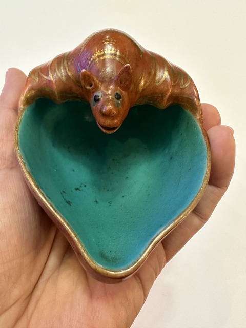 古玩陶瓷福壽型珊瑚紅釉描金粉彩水盂真品鑒賞圖