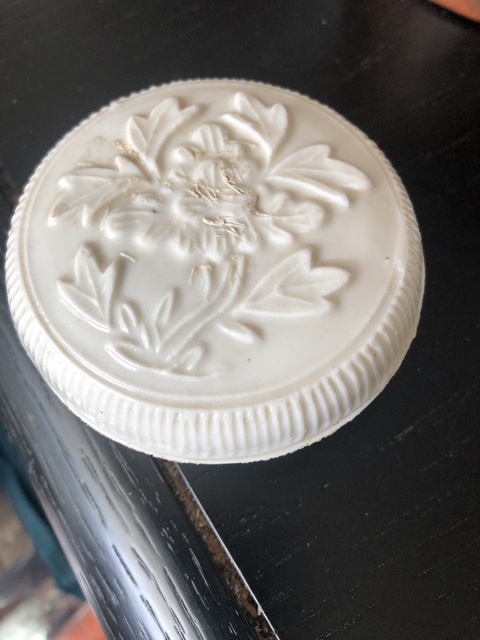 古玩陶瓷德化窯白釉印花蓋盒真品鑒賞圖