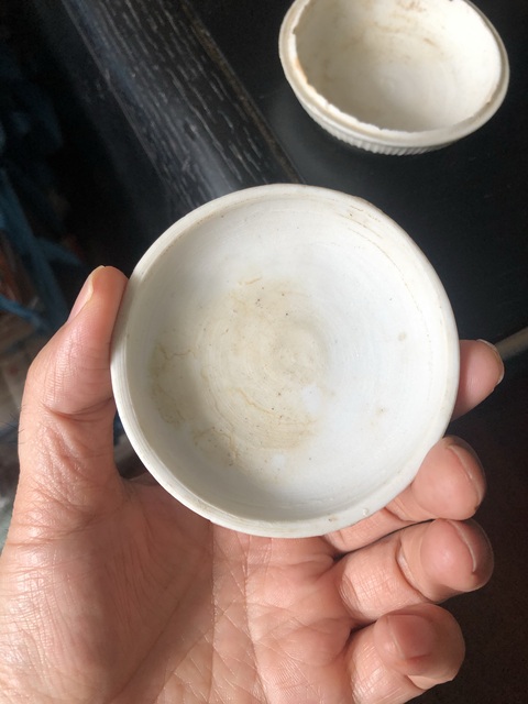 古玩陶瓷德化窯白釉印花蓋盒真品鑒賞圖