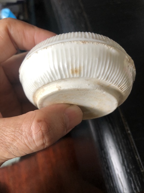 古玩陶瓷德化窯白釉印花蓋盒真品鑒賞圖