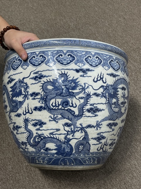 古玩陶瓷青花九龍紋卷缸真品鑒賞圖