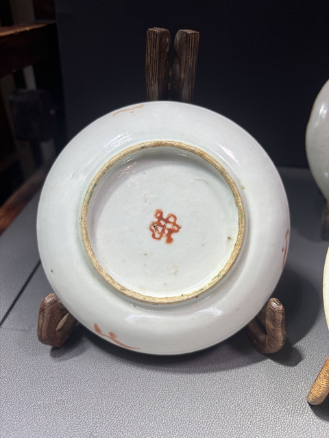 古玩陶瓷粉彩四季花卉紋盤真品鑒賞圖