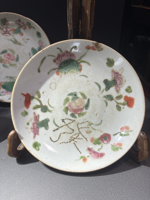 古玩陶瓷粉彩四季花卉紋盤真品鑒賞圖