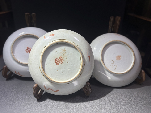 古玩陶瓷粉彩四季花卉紋盤真品鑒賞圖