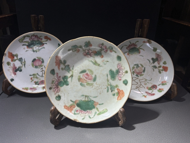 古玩陶瓷粉彩四季花卉紋盤真品鑒賞圖