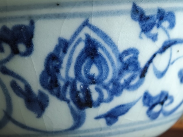 古玩陶瓷青花纏枝花福紋碗真品鑒賞圖