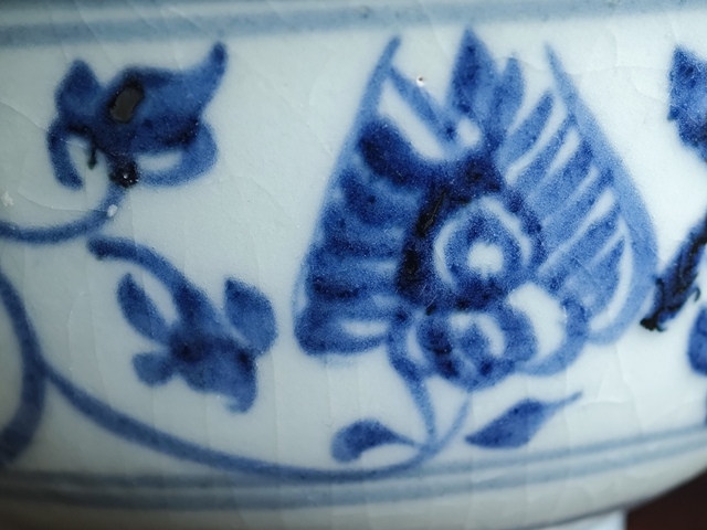古玩陶瓷青花纏枝花福紋碗真品鑒賞圖