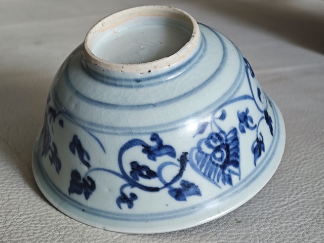 古玩陶瓷青花纏枝花福紋碗真品鑒賞圖