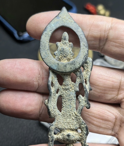 古玩銅器板凳佛真品鑒賞圖