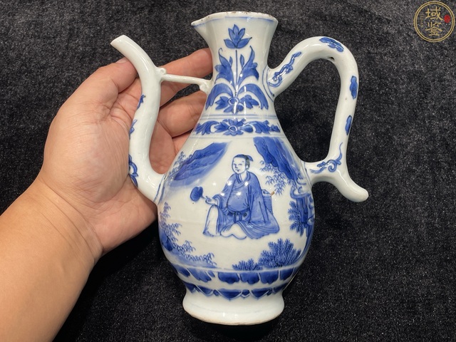 古玩陶瓷人物紋青花執(zhí)壺真品鑒賞圖