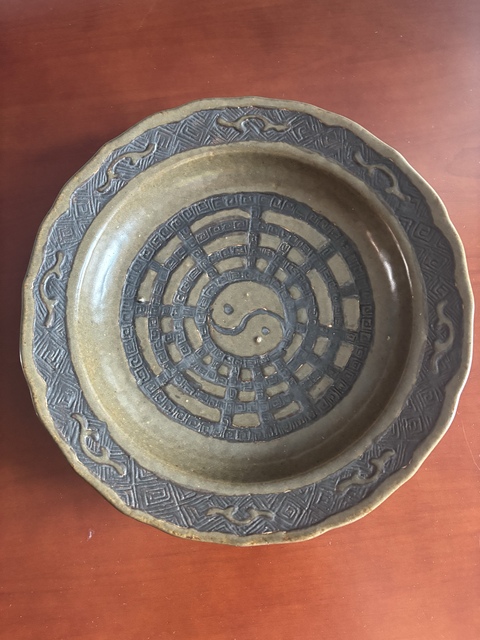 古玩陶瓷清中·茶葉末釉八卦紋花口盤 真品鑒賞圖