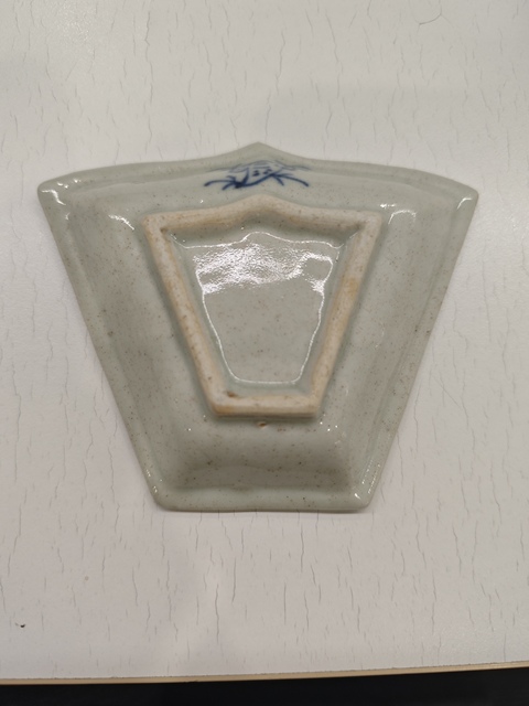 古玩陶瓷清中期淡描青花碟真品鑒賞圖
