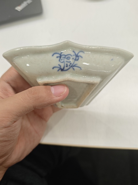 古玩陶瓷清中期淡描青花碟真品鑒賞圖