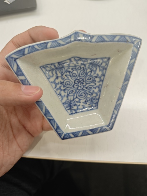 古玩陶瓷清中期淡描青花碟真品鑒賞圖
