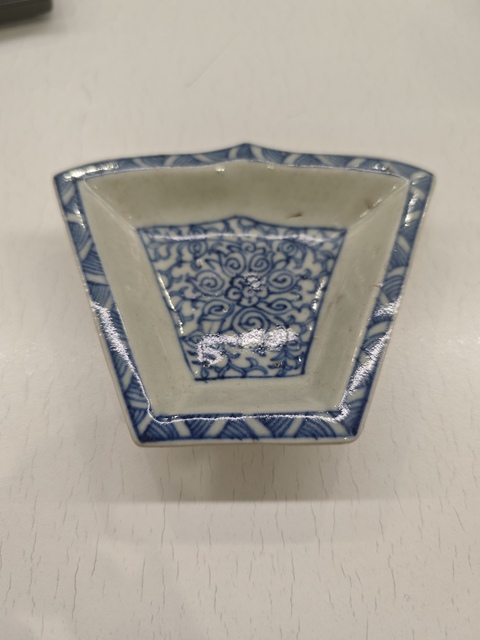 古玩陶瓷清中期淡描青花碟真品鑒賞圖