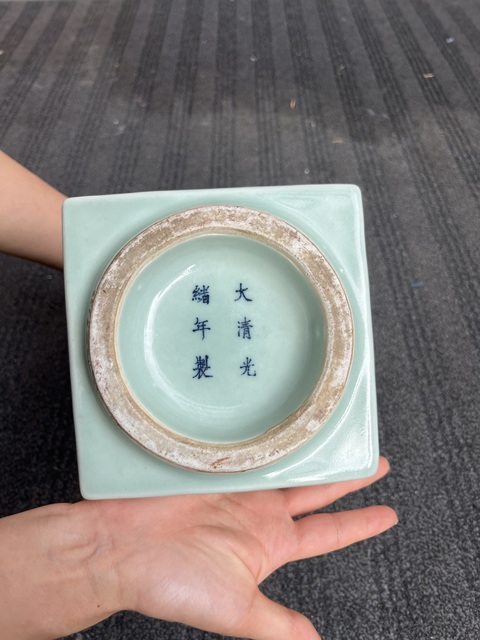 古玩陶瓷冬青釉八卦琮式瓶真品鑒賞圖