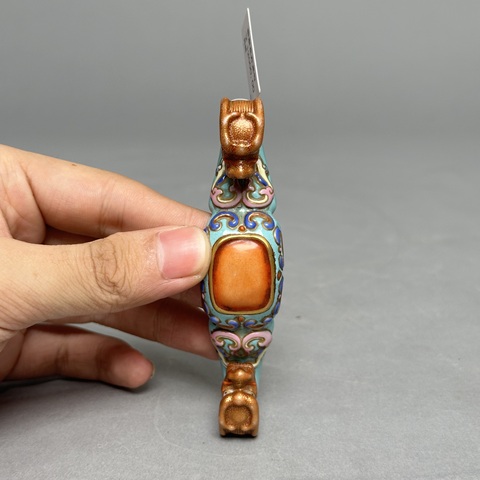 古玩陶瓷綠松石底粉彩珊瑚紅釉描金龍型帶鉤真品鑒賞圖