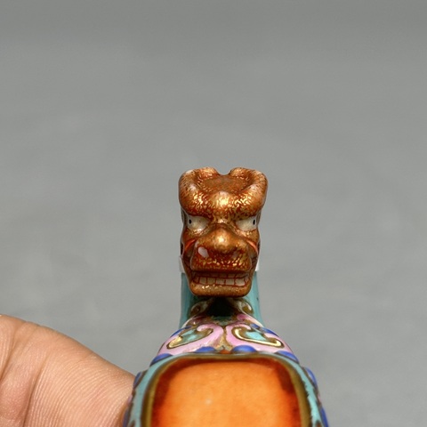 古玩陶瓷綠松石底粉彩珊瑚紅釉描金龍型帶鉤真品鑒賞圖
