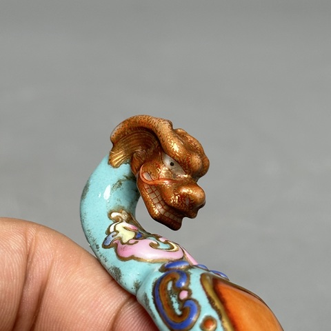 古玩陶瓷綠松石底粉彩珊瑚紅釉描金龍型帶鉤真品鑒賞圖