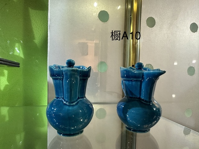 古玩陶瓷孔雀藍釉僧帽壺真品鑒賞圖