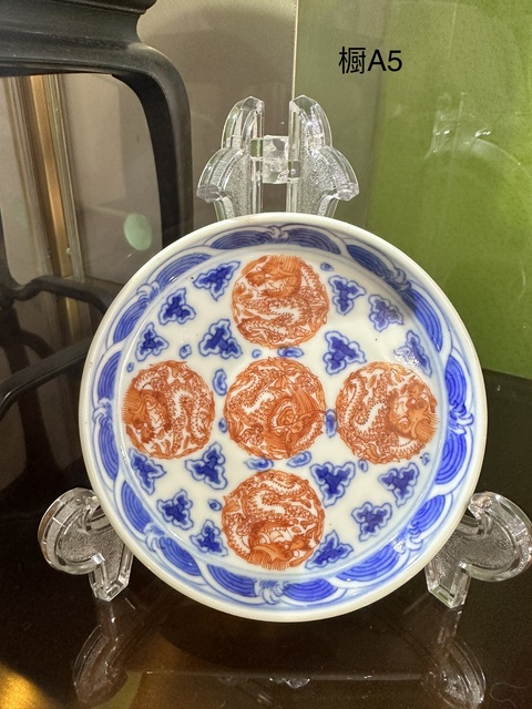 古玩陶瓷清晚期青花釩紅盤真品鑒賞圖