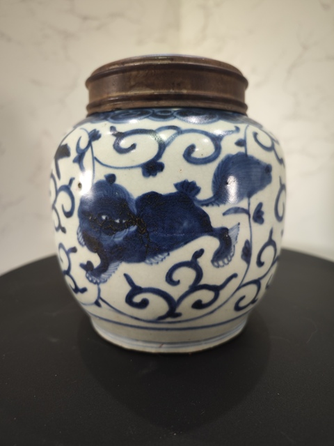 古玩陶瓷花間獅子紋青花罐真品鑒賞圖