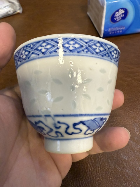 古玩陶瓷青花八寶紋玲瓏瓷杯真品鑒賞圖