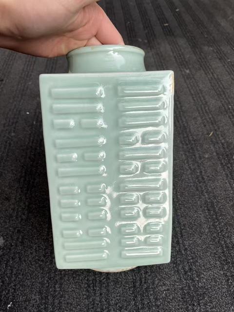 古玩陶瓷光緒豆青釉四方八卦紋琮式瓶真品鑒賞圖