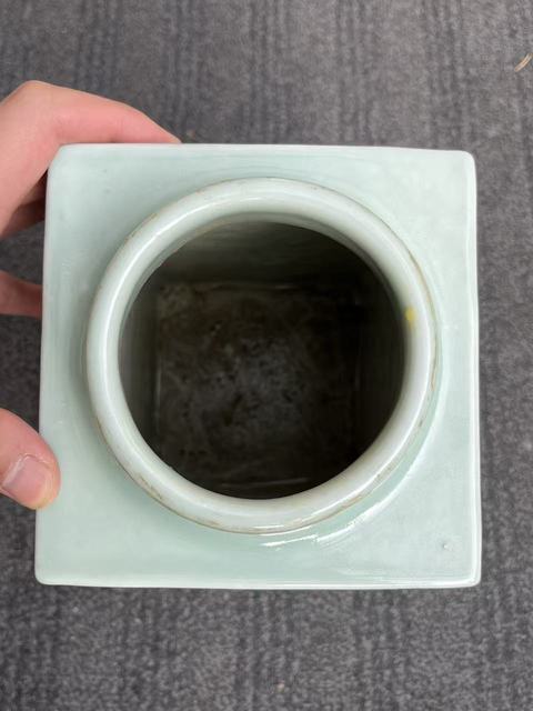 古玩陶瓷光緒豆青釉四方八卦紋琮式瓶真品鑒賞圖