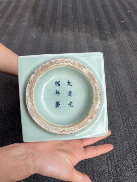 古玩陶瓷光緒豆青釉四方八卦紋琮式瓶真品鑒賞圖