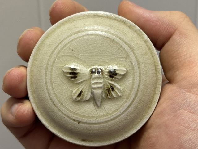 古玩陶瓷相州窯蝴蝶蓋盒真品鑒賞圖
