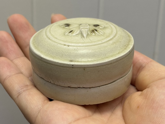 古玩陶瓷隋到初唐白釉點褐彩粉盒真品鑒賞圖