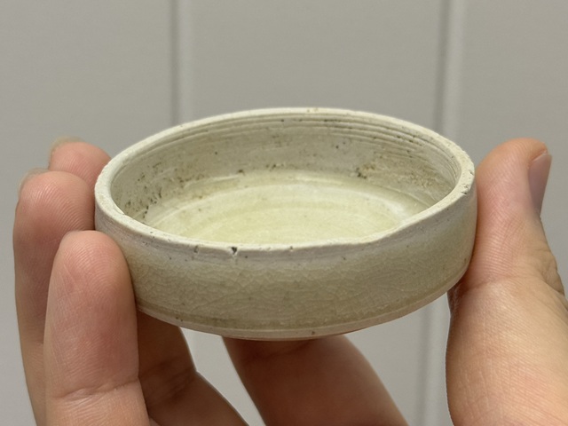 古玩陶瓷隋到初唐白釉點褐彩粉盒真品鑒賞圖