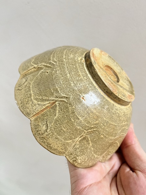古玩陶瓷越窯系青瓷葵口碗真品鑒賞圖