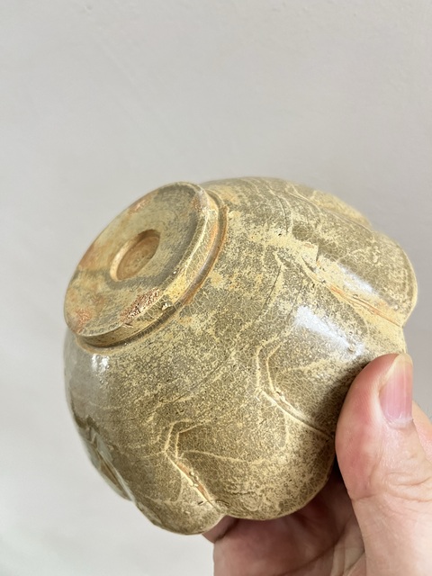 古玩陶瓷越窯系青瓷葵口碗真品鑒賞圖