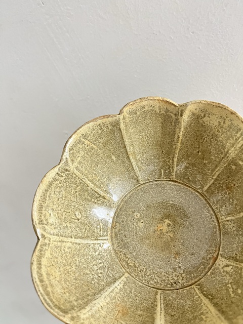 古玩陶瓷越窯系青瓷葵口碗真品鑒賞圖