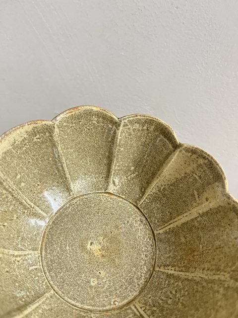 古玩陶瓷越窯系青瓷葵口碗真品鑒賞圖
