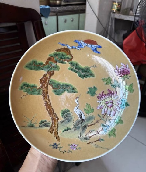 古玩陶瓷米黃釉粉彩松鶴延年圖盤真品鑒賞圖