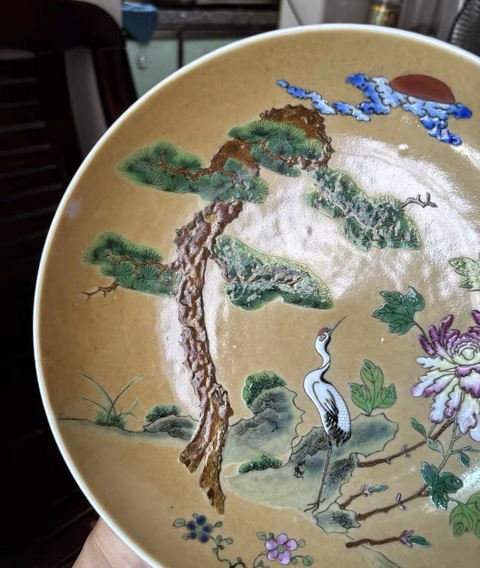 古玩陶瓷米黃釉粉彩松鶴延年圖盤真品鑒賞圖