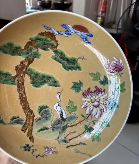 古玩陶瓷米黃釉粉彩松鶴延年圖盤真品鑒賞圖
