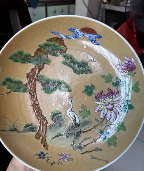 古玩陶瓷米黃釉粉彩松鶴延年圖盤真品鑒賞圖