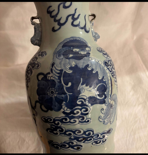 古玩陶瓷豆青釉青花瓶真品鑒賞圖