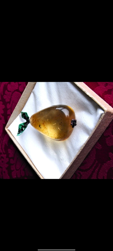 古玩玉器琥珀梨形擺件真品鑒賞圖