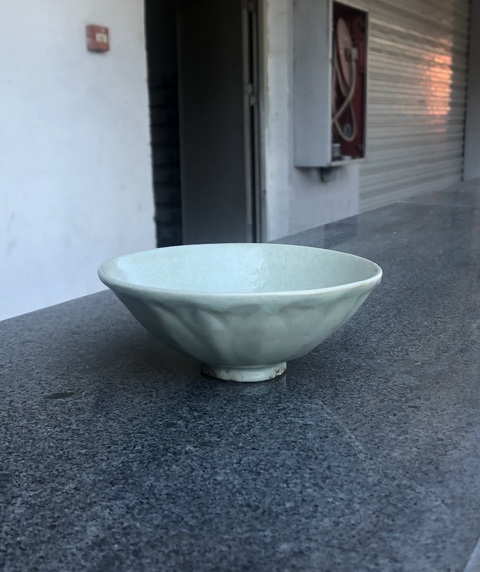 古玩陶瓷龍泉青瓷刻仰蓮紋碗真品鑒賞圖