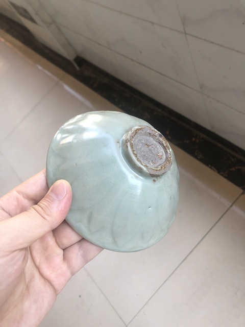 古玩陶瓷龍泉青瓷刻仰蓮紋碗真品鑒賞圖